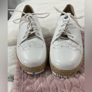 Beautiful leather modern-classic shoes